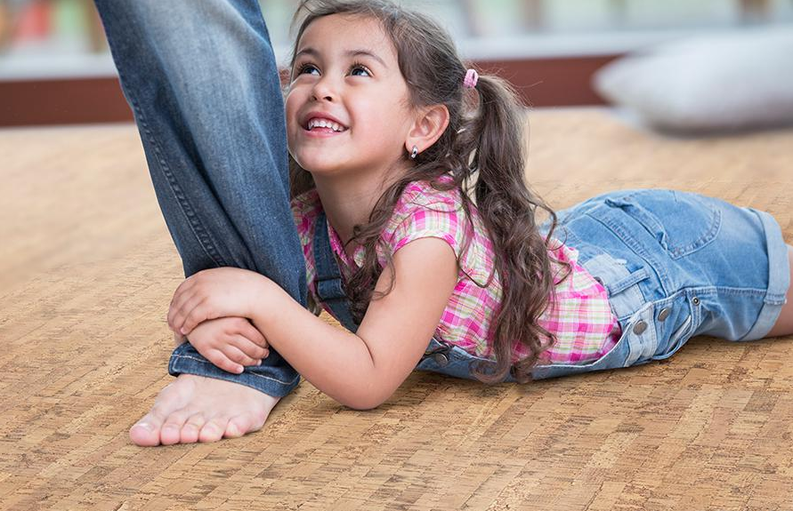 Пробковый пол клеевой Corkstyle Eco Cork Linea 915×305×6 фото в интерьере